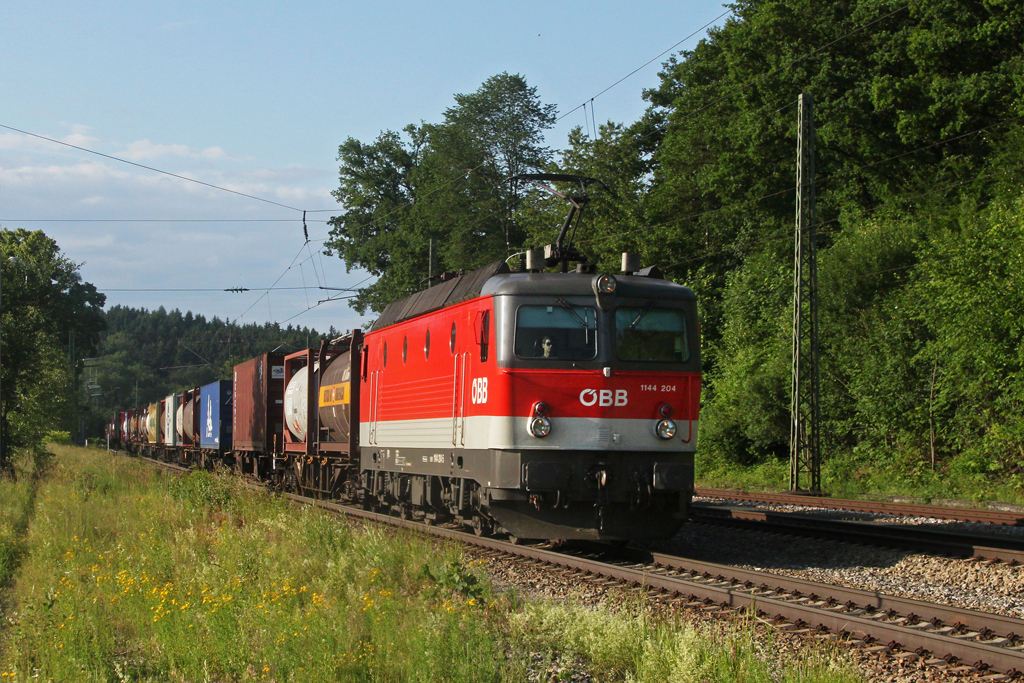 1144 204 mit einem KLV Zug am 05.06.2011 in Aling.