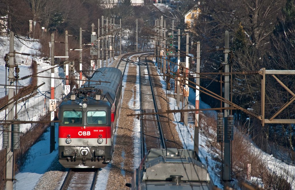 1144 204 mit R 2028 nach St. Plten Hbf. Die Aufnahme entstand am 27.01.2010 kurz vor Pressbaum.