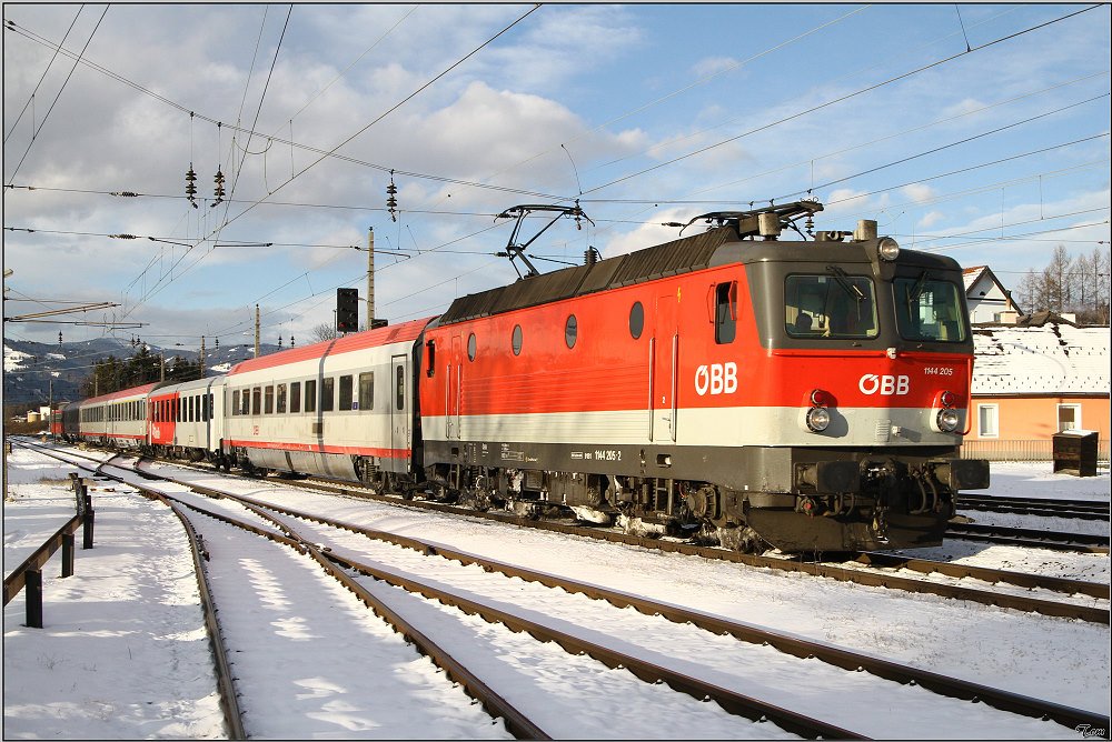 1144 205 fhrt mit IC 534  sterreichischer Stdtebund  von Villach nach Wien Meidling.
Zeltweg 22.12.2009