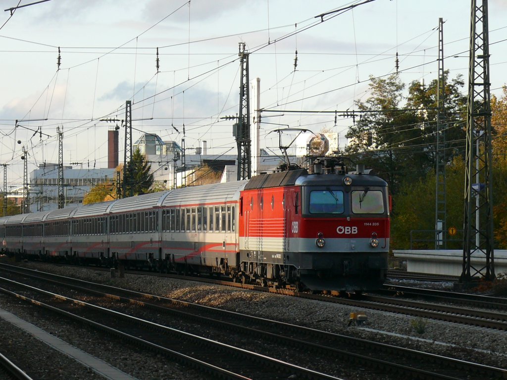 1144 205 mit einem EC bei der Durchfahrt am Heimeranplatz, 3.11.2009