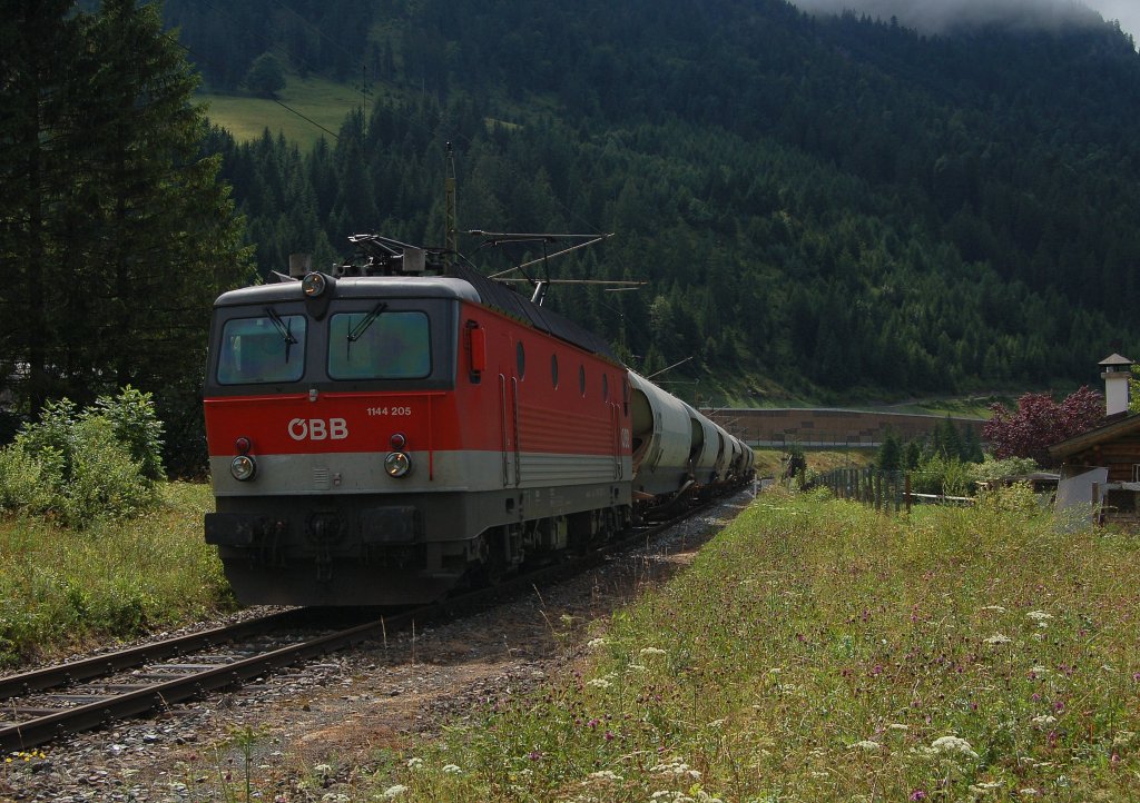 1144 205 mit Gterzug, fhrt aus Reutte in Tirol kommend in Heiterwang Richtung Garmisch Partenkirchen. August 2010