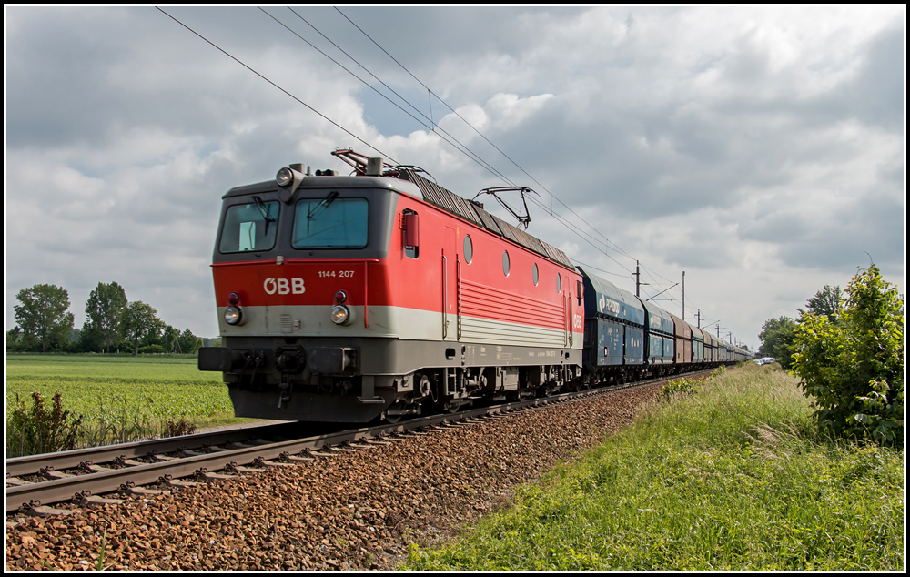 1144 207 fhrt den LGAG 49046 (Leoben Donawitz - Breclav), aufgenommen am 25. Mai 2014 um 16:26 Uhr kurz vor Gramatneusiedl.