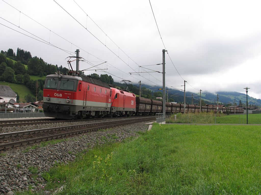 1144 208 und 1116 044 mit Gterzug 54452 nach Hall im Tirol bei Brixen im Thale am 14-8-2010.