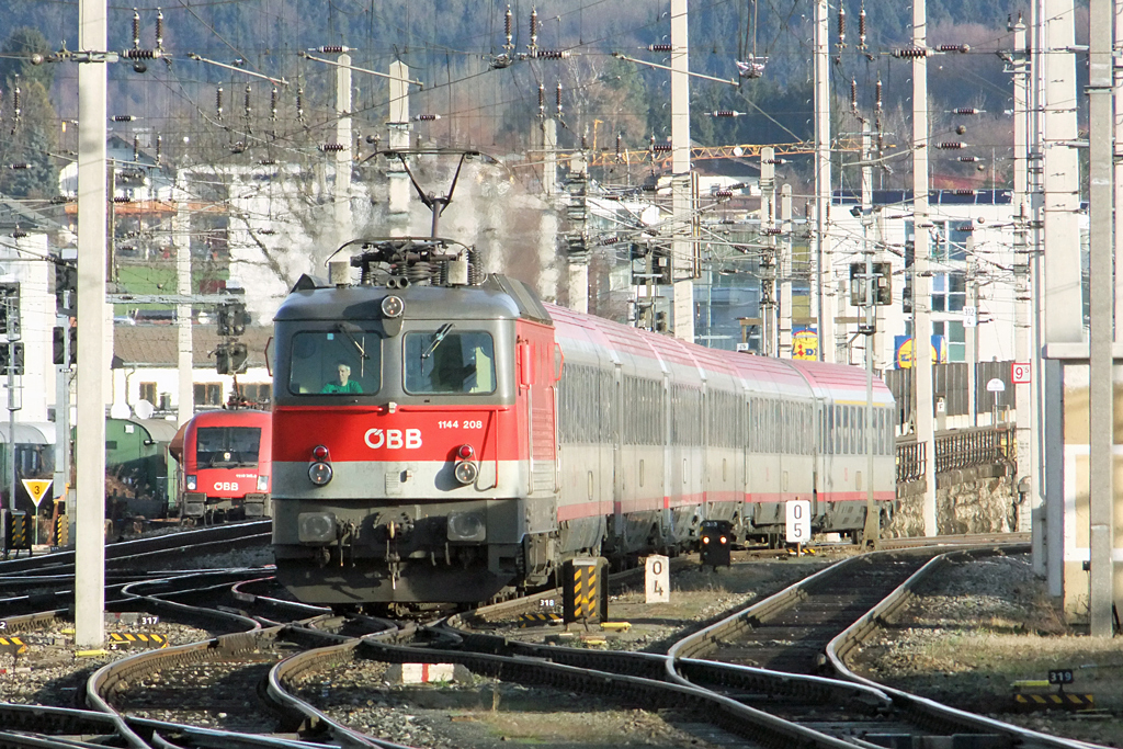 1144 208 bei der Einfahrt in Salzburg 16.1.2011