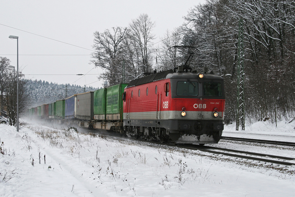 1144 210 mit einem KLV Zug am 04.12.2010 in Aling.