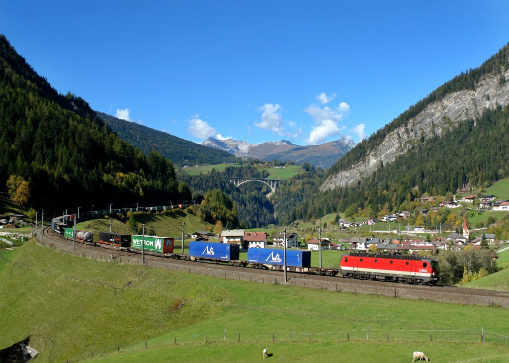 1144 210 mit einem KLV am 09.10.2010 unterwegs bei St. Jodok am Brenner.