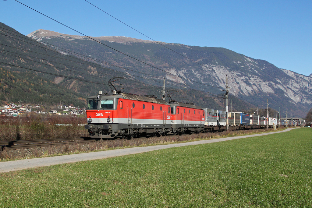 1144 211 und 1144 077 mit einem KLV Zug am 17.11.2012 bei Schwaz.