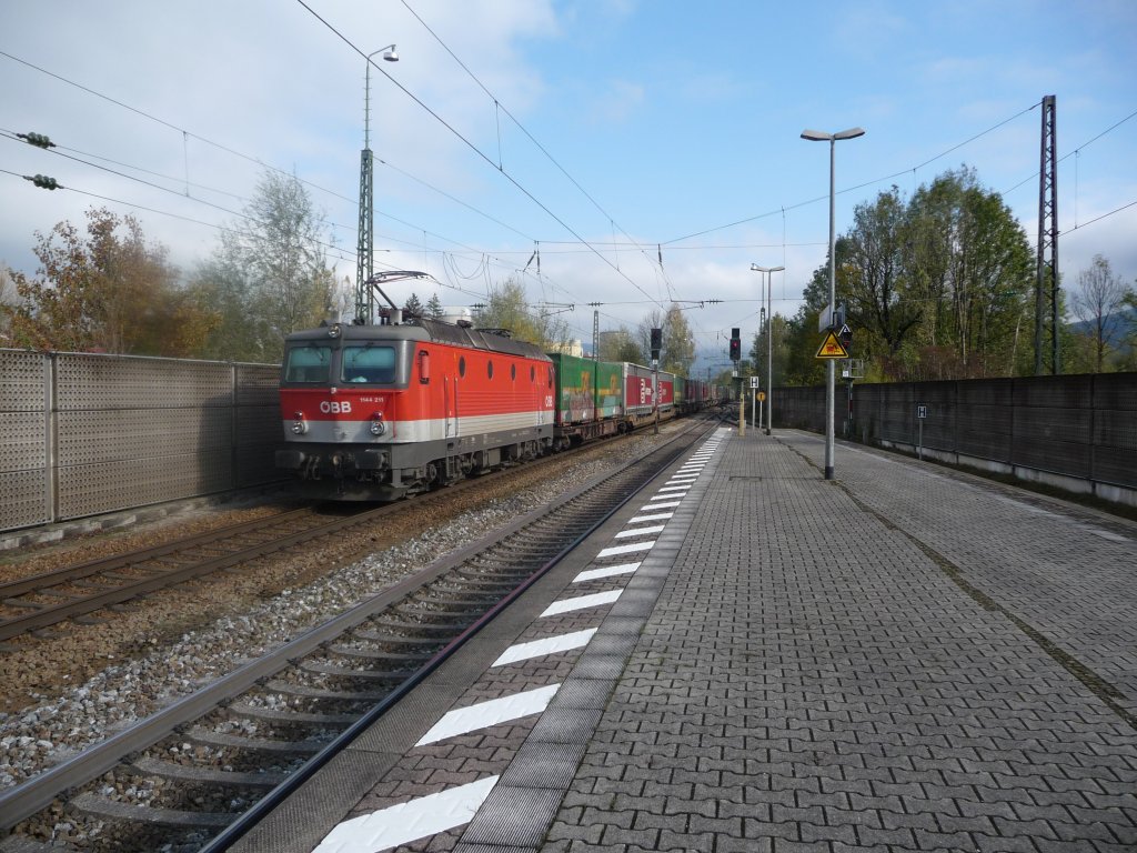 1144 211 durchfhrt mit einem Gterzug den Bahnhof Kiefersfelden (D) am 21.10.2011.