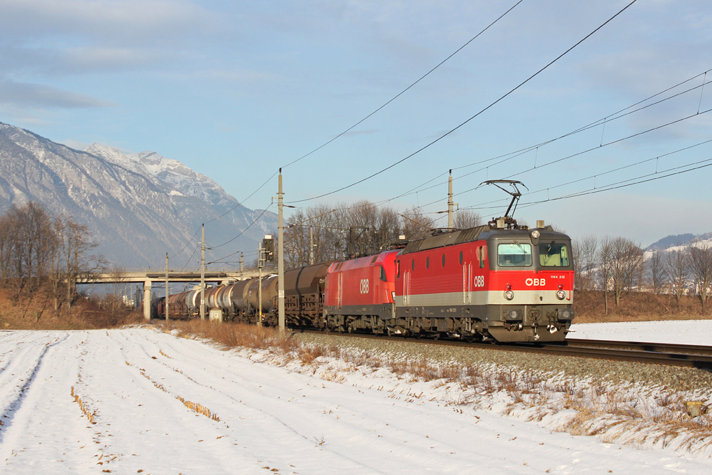 1144 212 + 1116 101 mit einem gemischten Gterzug am 29.01.2011 bei Schwaz.