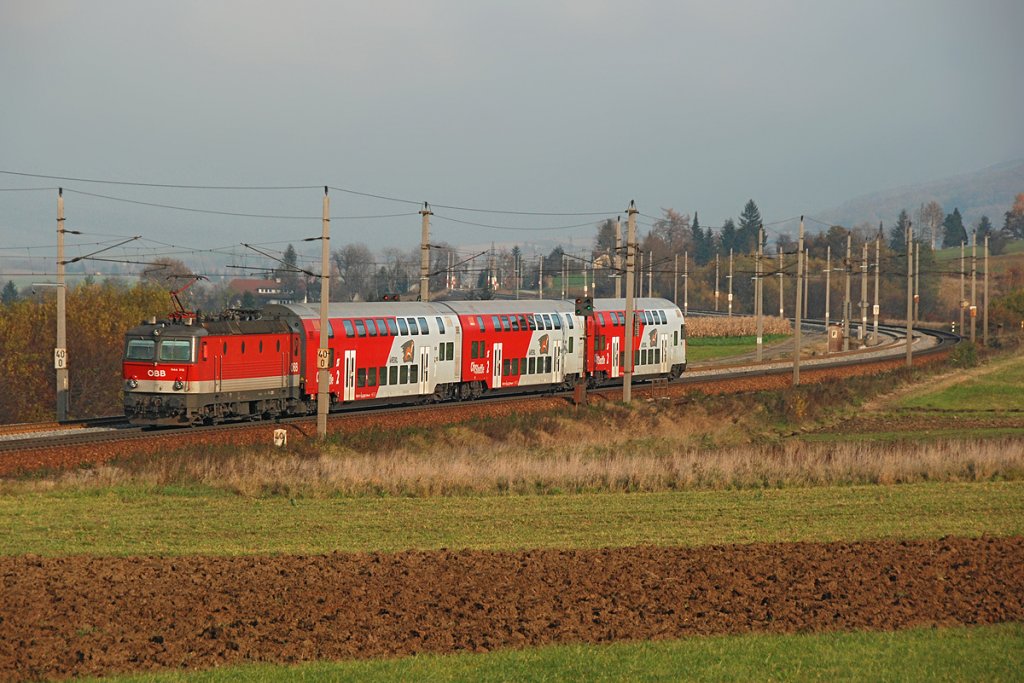1144 213 schiebt im Novemberlicht den REX 1627 von St. Valentin nach Wien Westbahnhof. Die Aufnahme entstand am 14.11.2009 zwischen Ollersbach und Neulengbach.
