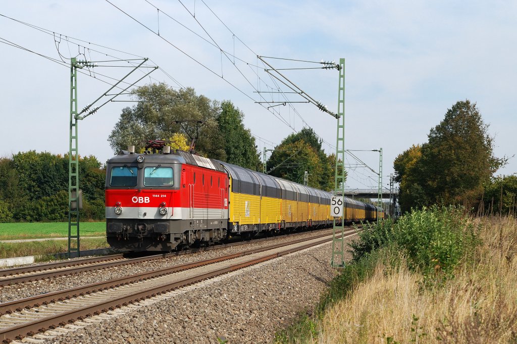 1144 214 mit Autotransportwagen bei Uttenhofen (03.10.2009)