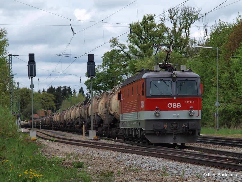 1144 215 durchfhrt am 04.05.13 mit einem Knick-Kesselwagenzug Aling Richtung Rosenheim.