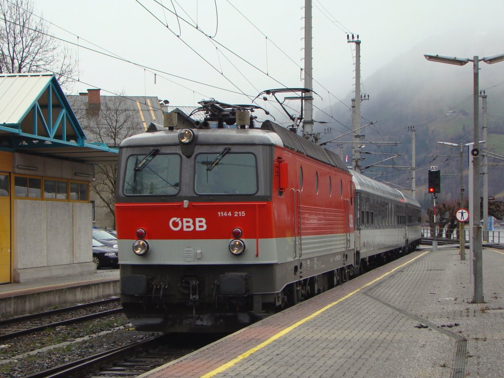 1144 215 mit IC 515 AFB Austauschprogramme in Bahnhof Zell am See.05.04.2010
