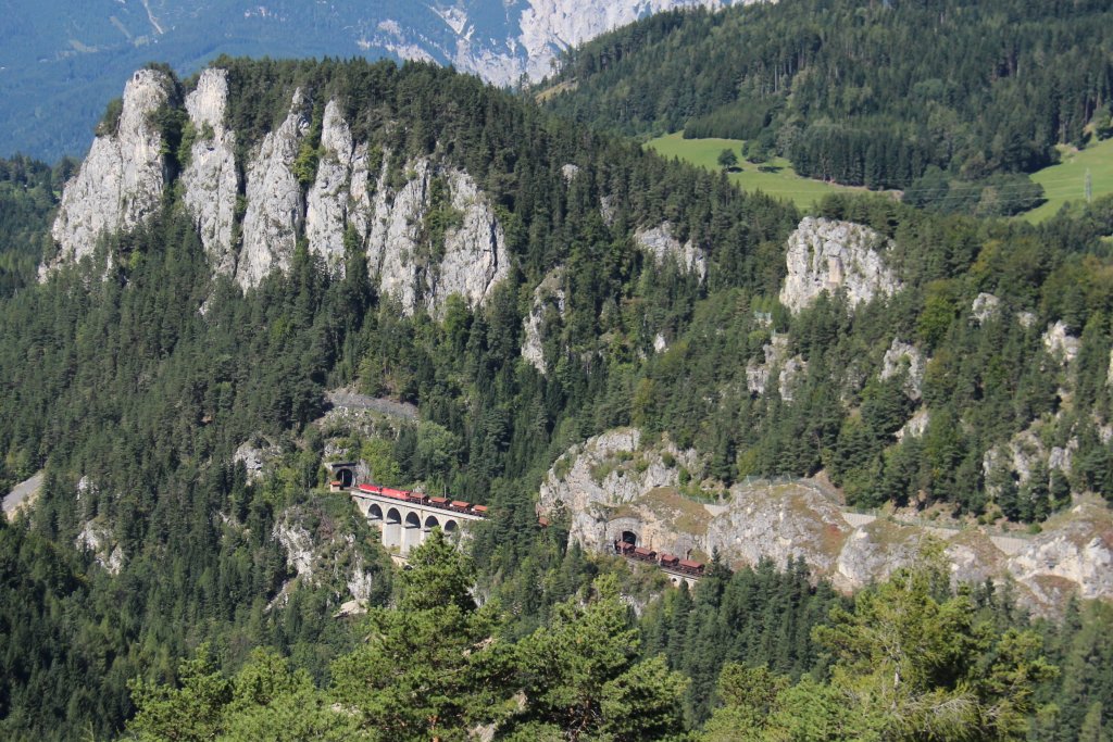 1144 217 mit 1116 xxx zogen einen Schotterzug �ber die Krausel Klause kurz vor dem Polleros Tunnel Bergw�rts richtung S�den; am 08.09.2012