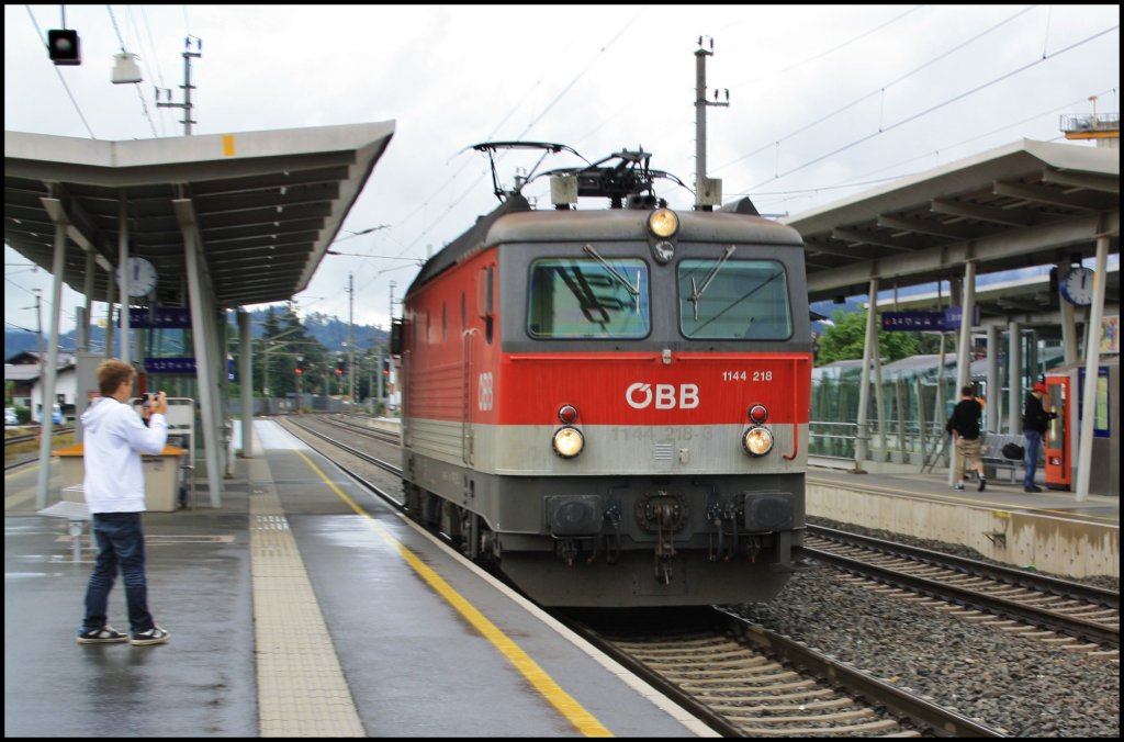 1144 218 donnerte dann 50 min spter wieder zurckg gen Salzburg. Auf dem Bild ist noch zu sehen Martin Olwitz, in Bahnbilder Martin ol. Es war alles in allen ein schner Tag in St. Johann. (17.08.2010, Tirol)