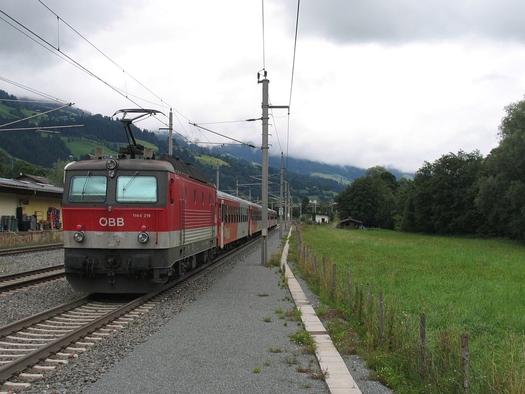 1144 219 mit REX 1509 W�rgl Hauptbahnhof-Salzburg Hauptbahnhof auf Bahnhof Westendorf am 13-8-2010.