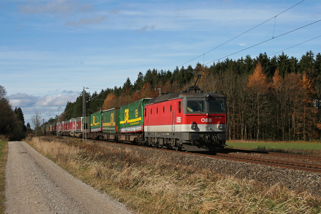 1144 220 mit einem KLV Zug am 05.11.2010 bei Sauerlach.