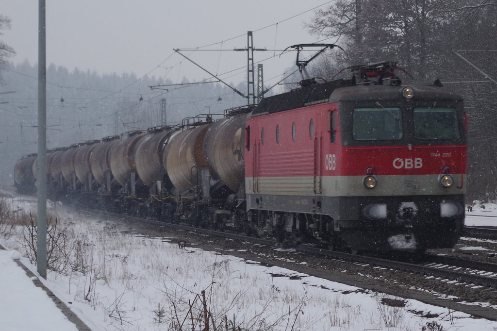 1144 220 mit Kesselwagenzug am 15.02.2013 in Aling. 