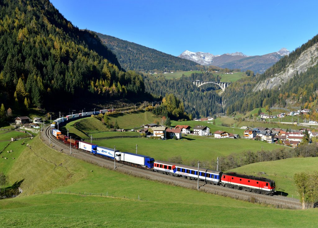 1144 220 mit einer Rola am 23.10.2012 unterwegs bei St. Jodok am Brenner.