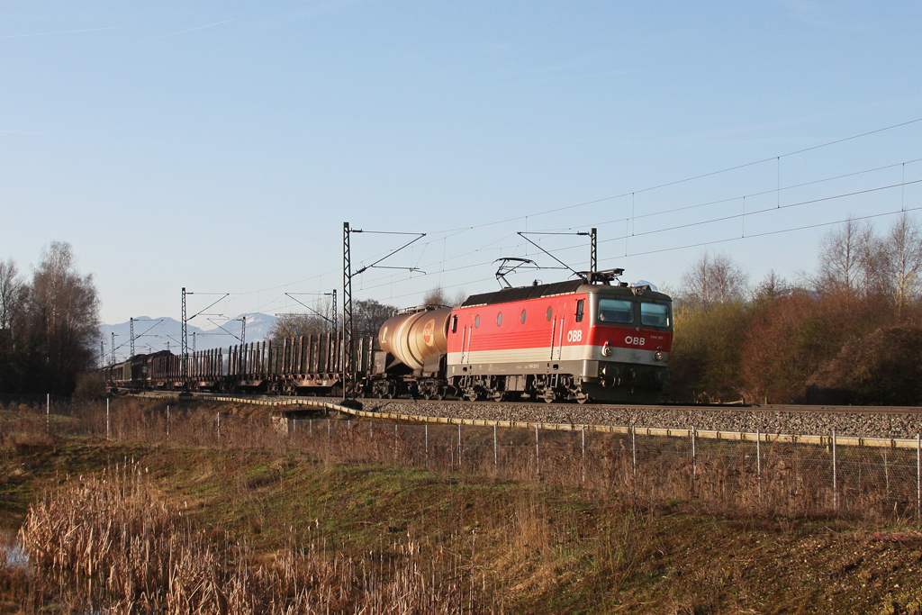 1144 221 mit einem gemischten Gterzug am 02.04.2011 bei Ostermnchen.