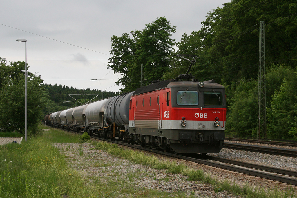 1144 221 mit einem Gterzug am 04.06.2010 in Aling.