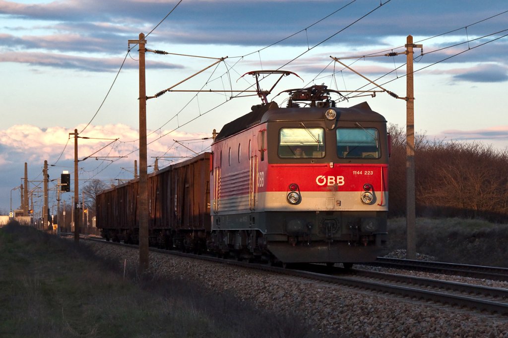 1144 223 fhrt der untergehenden Sonne entgegen. Die Aufnahme entstand am 10.04.2013 zwischen Helmahof und Deutsch Wagram.