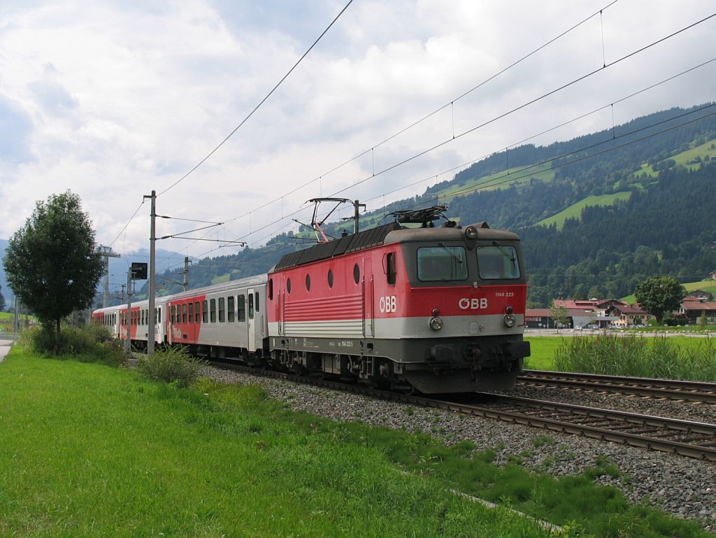 1144 223 mit REX 1511 Wrgl Hauptbahnhof-Salzburg Hauptbahnhof bei Brixen im Thale am 11-8-2010.