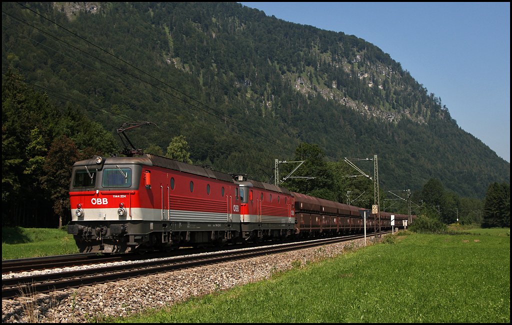 1144 224 (9181 1144 224-3) und 1144 201 (9181 1144 201-1) schleppen diesen leeren Kalkzug von Rohrdorf zurck nach Kirchbichl(Tirol). (06.08.2009)