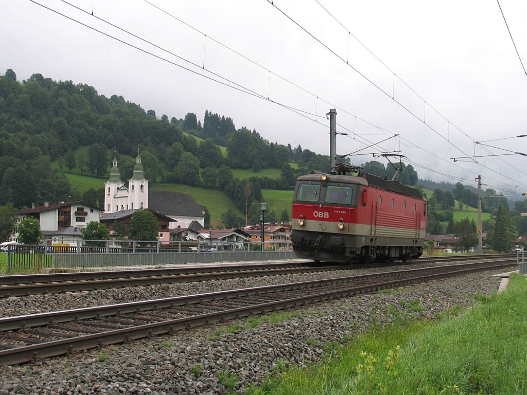 1144 224 mit einem Lokzug in die richtung Wrgl bei Brixen im Thale am 13-8-2010.