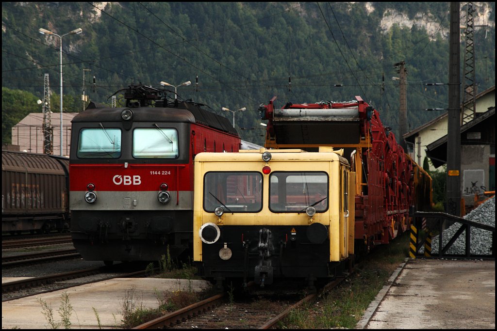 1144 224 steht mit ihrer CS-Garnitur neben Schottertransportwagen in Kufstein abgestellt. (09.08.2009)