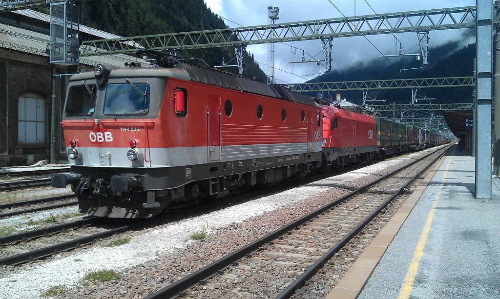 1144 226 + 1116 033 der �BB sind gerade mit dem SAE / arcese Klv eingefahren. Nach kurzem Aufenthalt geht es weiter nach Trient / Trento. Bahnhof Brenner, 21.07.2012. 
