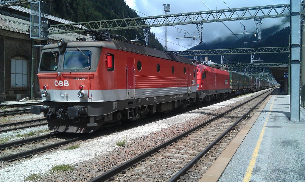 1144 226 + 1116 033 der BB sind gerade mit dem SAE / arcese Klv eingefahren. Nach kurzem Aufenthalt geht es weiter nach Trient / Trento. Bahnhof Brenner, 21.07.2012. 