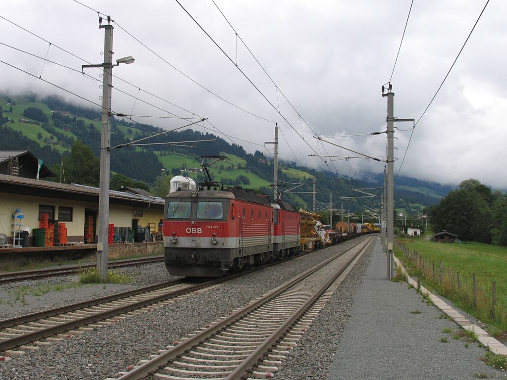 1144 226 und 1144 111 mit einem Bauzug in die Richtung Wrgl auf Bahnhof Westendorf am 13-8-2010.