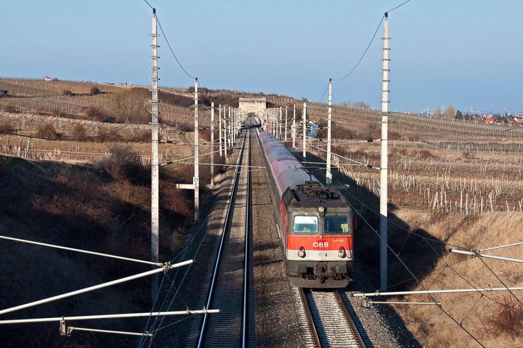 1144 226 an der Spitze des EC 159  Croatia  von Wien nach Zagreb, am 02.03.2012 kurz vor Pfaffsttten.