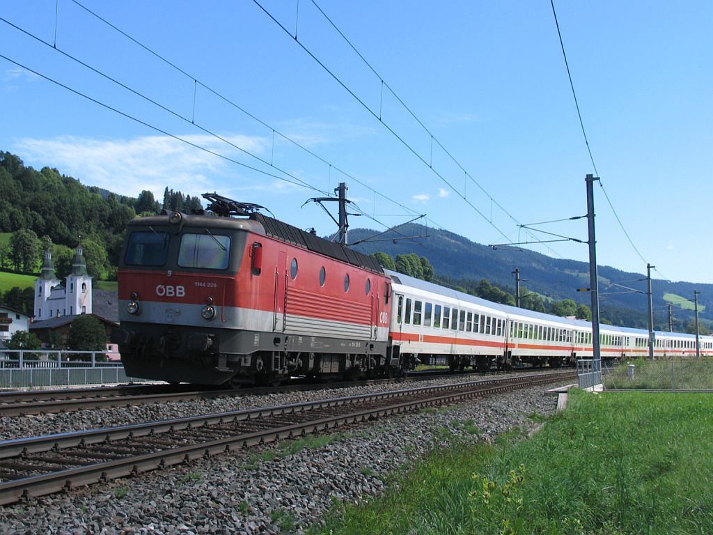 1144 226 mit D1284 Schwarzach St. Veit-Flensburg bei Brixen im Thale am 15-8-2010.