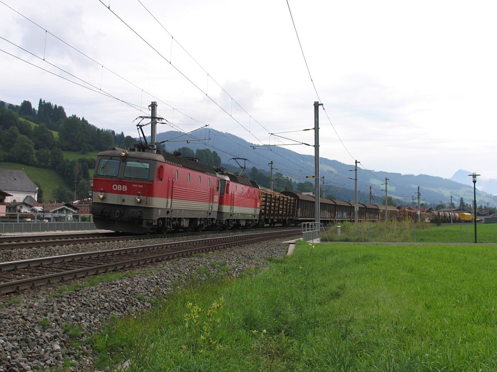 1144 229 und eine weitere 1144 mit G�terzug 54452 nach Hall im Tirol  auf Bahnhof Westendorf am 13-8-2010.