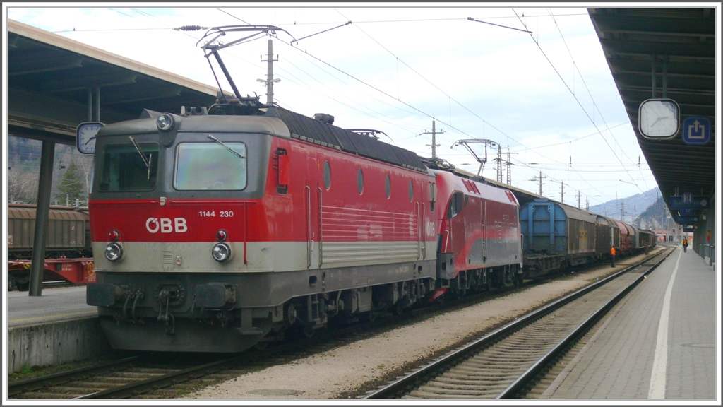 1144 230 und eine 1116 Railjet ziehen gemeinsam einen Gterzug ber deb Arlberg. (30.03.2010)