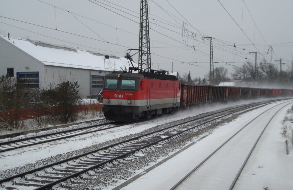 1144 230 eilt mit Ihrem Eaos-Ganzzug am 01.12.10 durch M�nchen-Trudering und wirbelt dabei ordentlich Schnee auf.