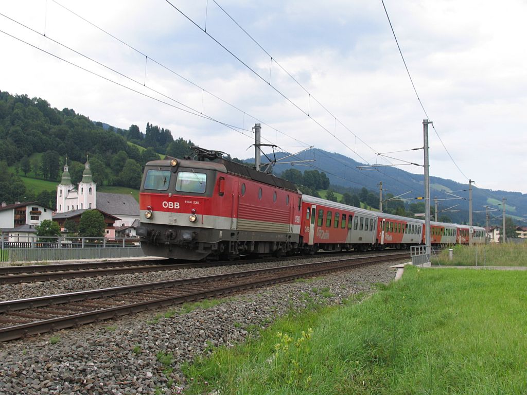 1144 230 mit REX 1508 Salzburg Hauptbahnhof-W�rgl Hauptbahnhof bei Brixen im Thale am 11-8-2010.