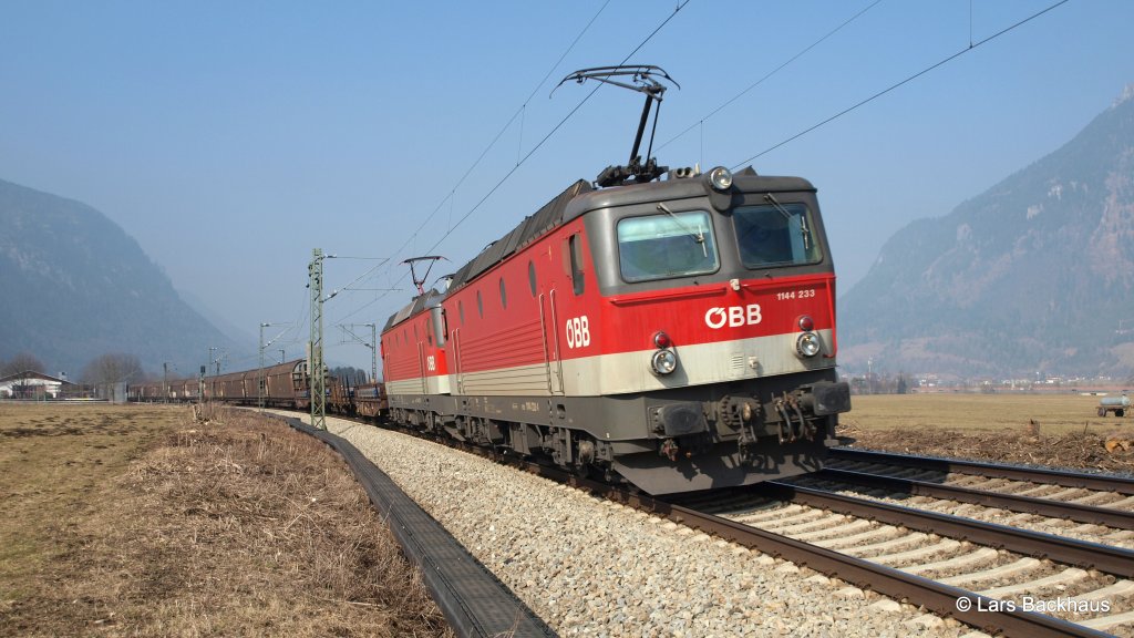 1144 233-4 und ein weiterer Alpenstaubsauger bringen am 5.03.11 einen gemischten Gterzug Richtung Brenner. Aufgenommen beim passieren des Klosters in Reisach.