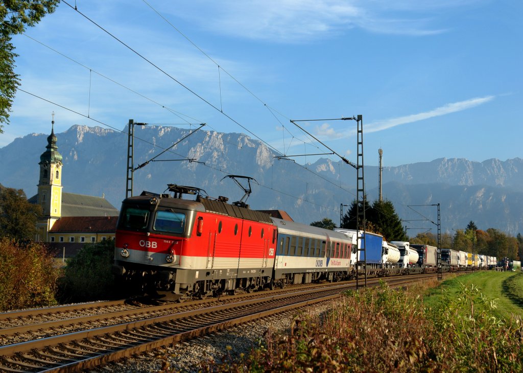 1144 233 mit einer Rola am 09.10.2010 unterwegs bei Niederaudorf.