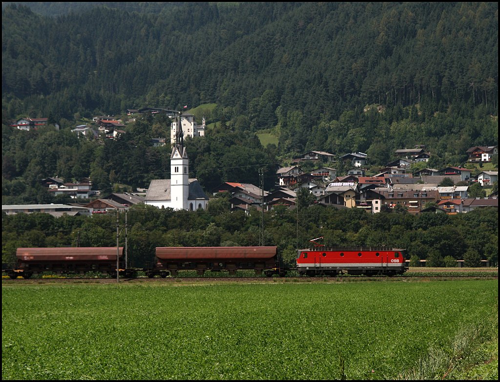 1144 234 hat diesen Ganzzug am Haken und ist bei Schwaz in Richtung W�rgl unterwegs. (06.08.2009)

