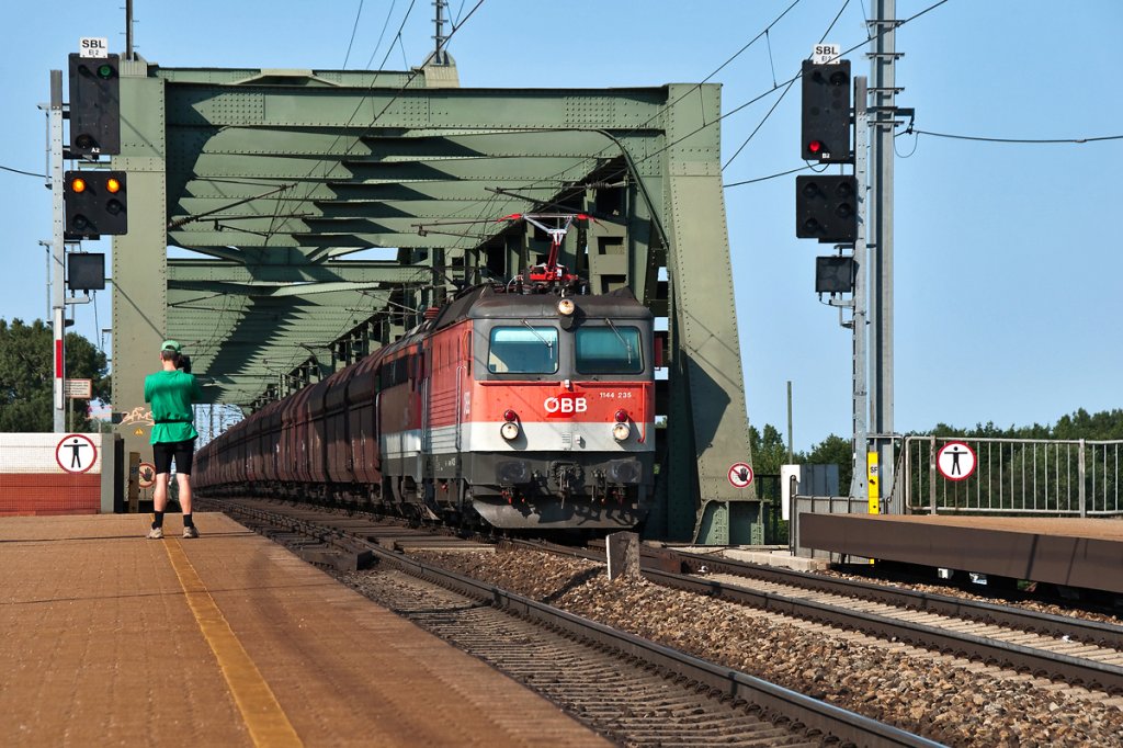 1144 235 und 1142.xxx bringen einen Ganzzug �ber die Donau. Wien Praterkai, am 23.07.2012.