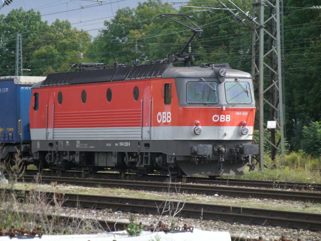 1144-235 aufgenommen in Mnchen Trudering. Zug fhrt Richtung Mnchen und erreicht in wenigen Minuten den Rangierbahnhof Ost. Aufgenommen im September 2010.