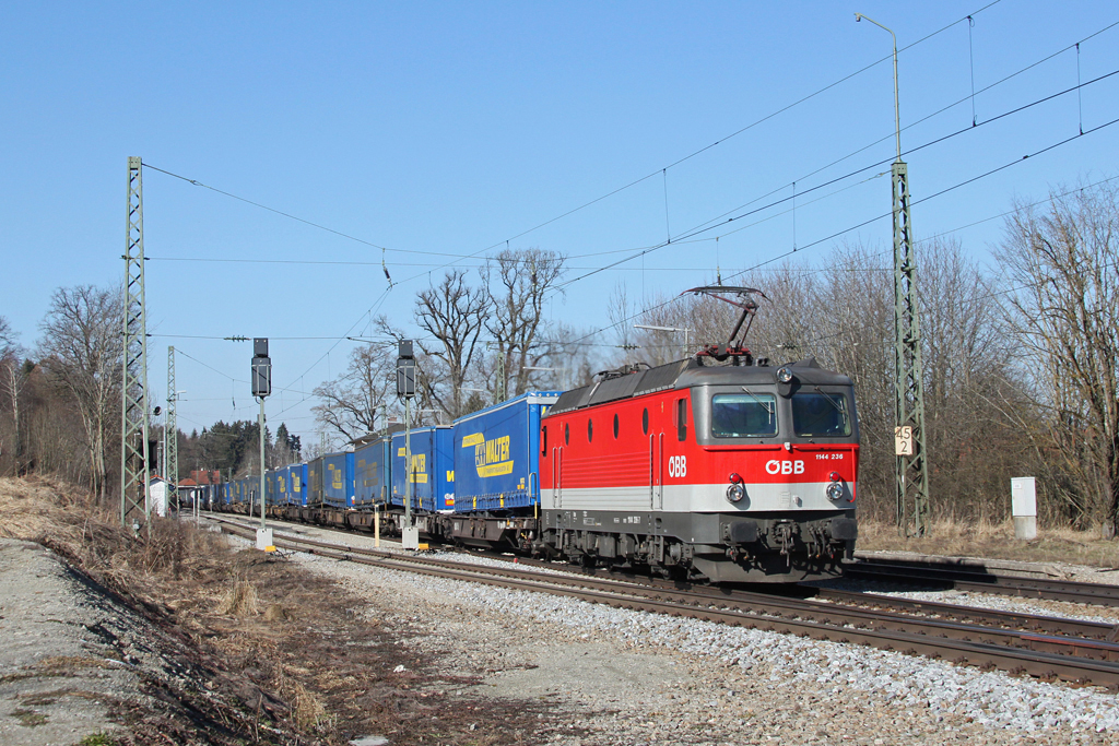 1144 236 mit dem Walter KLV Zug am 26.02.2011 in Aling.
