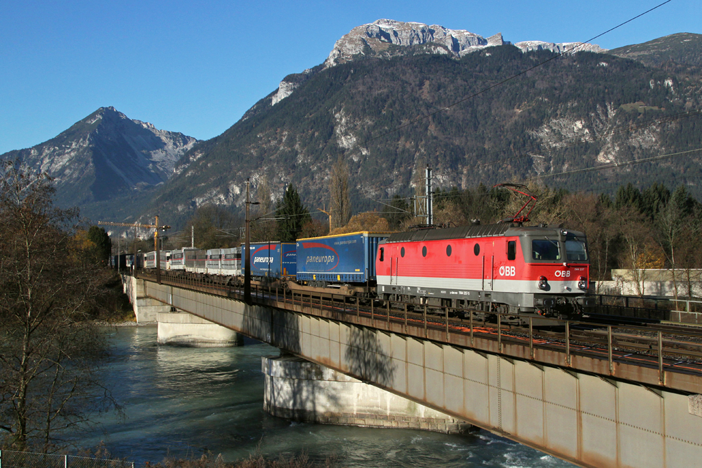 1144 237 mit einem KLV Zug am 17.11.2012 auf der Innbrcke in Brixlegg.