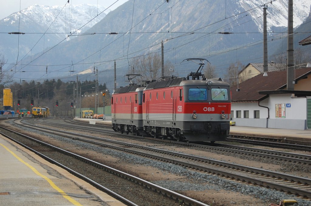1144 239 + 1144 xxx als Tfzf am 26.03.2010 in Brixlegg