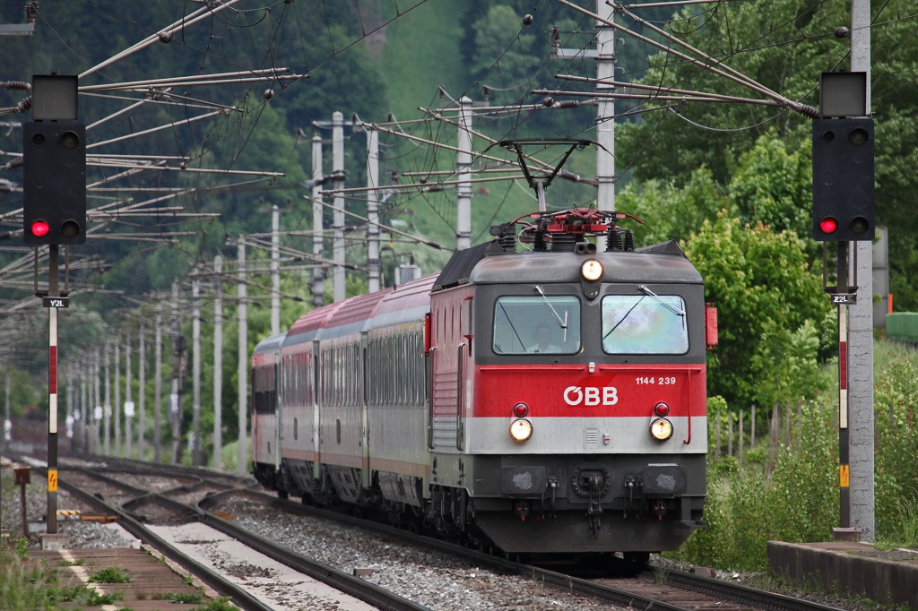 1144 239 hat am 23.05.2013 soeben mit IC610 die �berleitstelle Oberaich durchfahren.