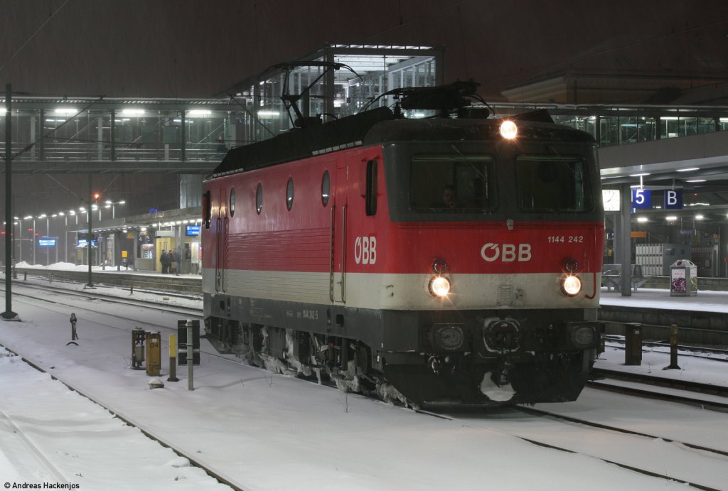 1144 242-3 als Tfzf ***** (XXX-XXX) beim Halt in Regensburg 15.12.10 Gr��e an den Tf ;-)