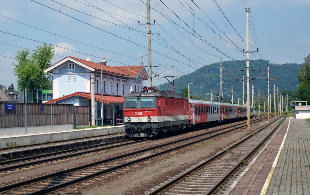 1144 242 durchfhrt mit einem REX nach Wrgl den Bahnhof Salzburg-Aigen.